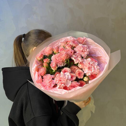 Розовые гвоздики + кустовые розы + пионовидные розы 🌸 Букет в матовой упаковке с розовой тишью