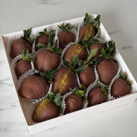 Luxury Pistachio   Belgian Milk Chocolate Covered Strawberries Gift Box