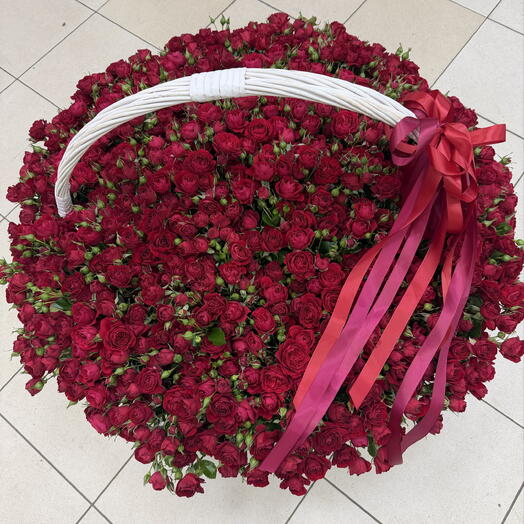 Кустовые розы в корзине