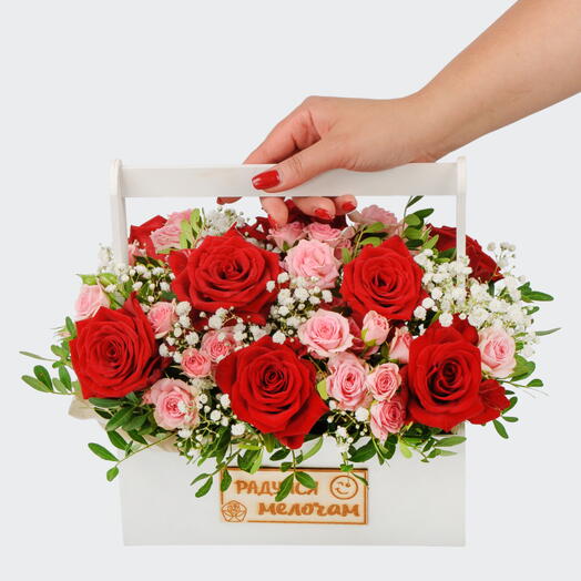 Композиция из красных роз, кустовых роз, гипсофилы и зелени🌼🌼