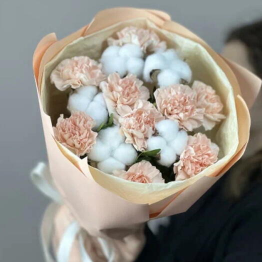 Букет из персиковых диантусов и хлопка