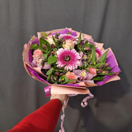 Букет из 7 розовых роз,альстромерии и цимбидиума🌸