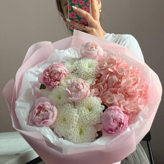 Сборный букет пионы и гортензия
