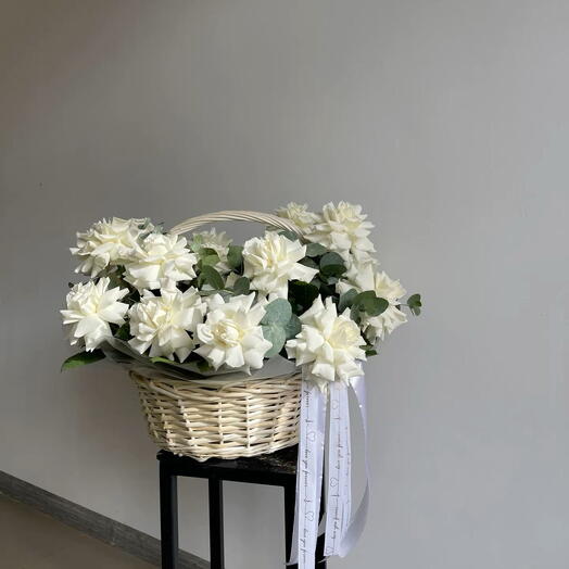 Корзина с ажурными розами 19 с эвкалиптом