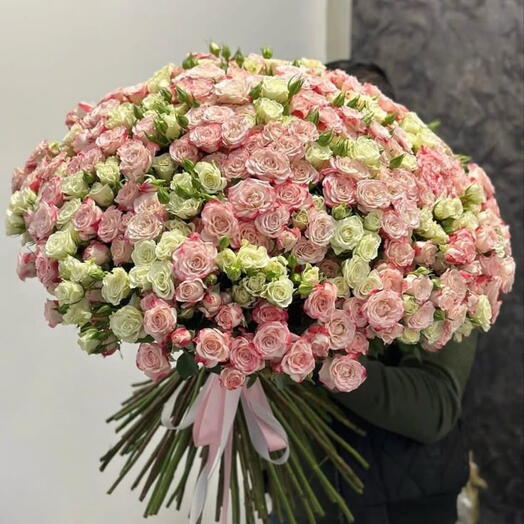 Букет из 49 кустовых роз