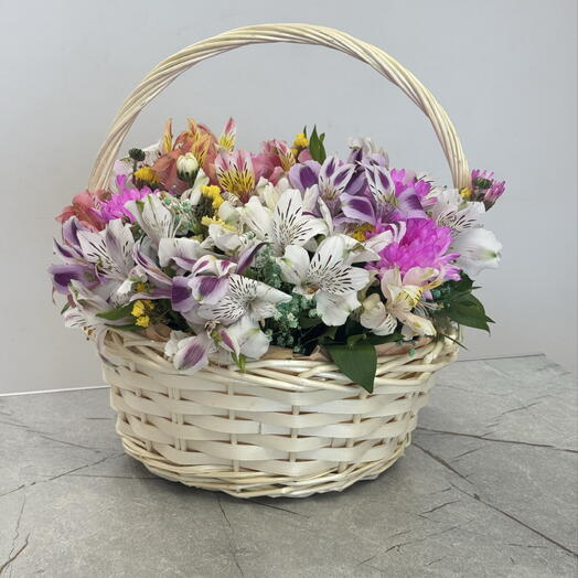 Корзина с цветами (альстромерия, гипсафила, Хризантема кустовая