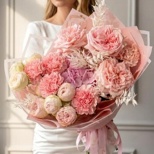 Букет из пионовидной розы Хитоми и диантусами. Авторский букет 5115. Leoraflowers