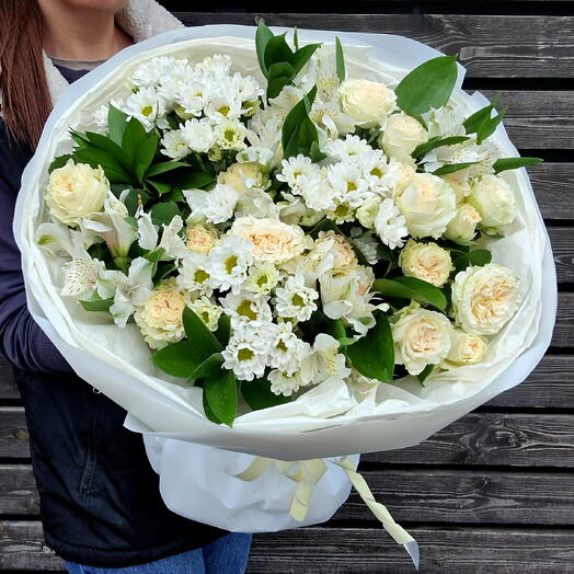 Букет "Белоснежка" с альстромерией, сантини, розой кустовой