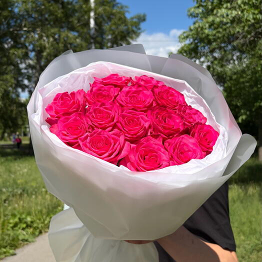 Моно букет из 15 малиновых роз