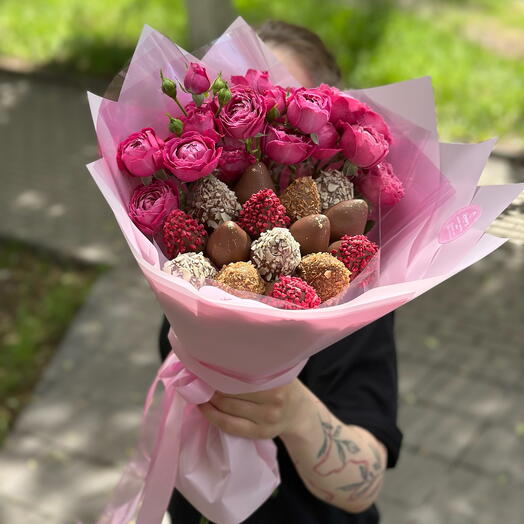 Букет клубника в шоколаде + кустовые розы