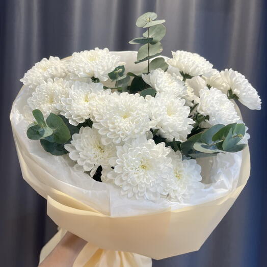 3 хризантемы с эвкалиптом в персиковой упаковке🧡