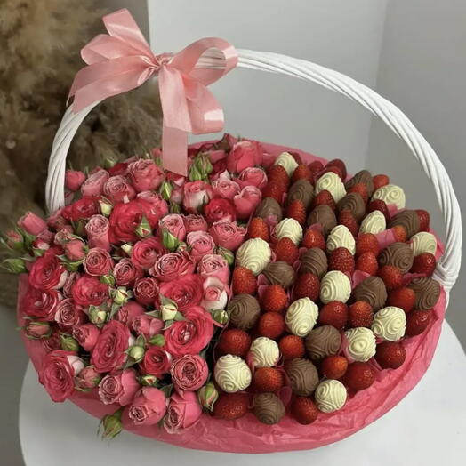 Розы и клубника в шоколаде