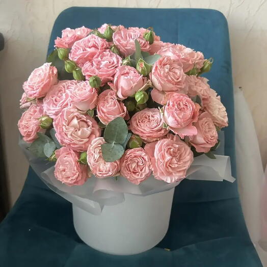 Корзина с цветами 🌺 пионовидные кустовые розы в белой шляпной коробке