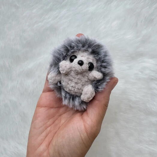 Мягкая вязанная игрушка брелок Ёжик