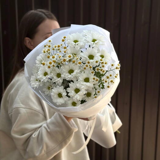 Воздушный букет с хризантемами и ромашками