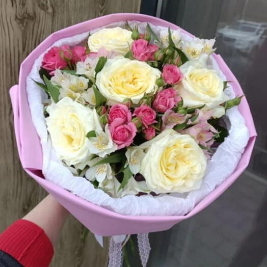 Нежный стильный букет из роз и альстромерий