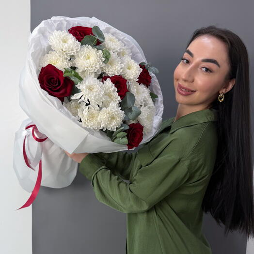 АКЦИЯ! Букет с красными розами и белоснежной хризантемой