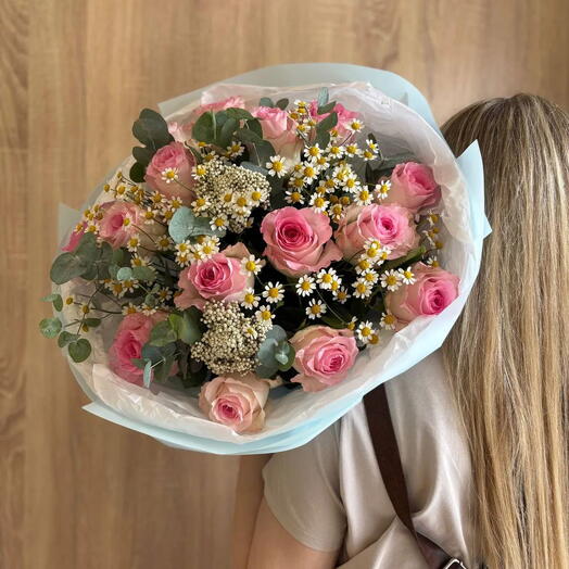 Букет из розовых роз и ромашек