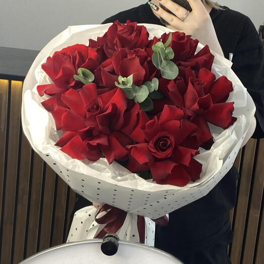 Букет с красными французскими розами и эвкалиптом в трендовой упаковке горошик