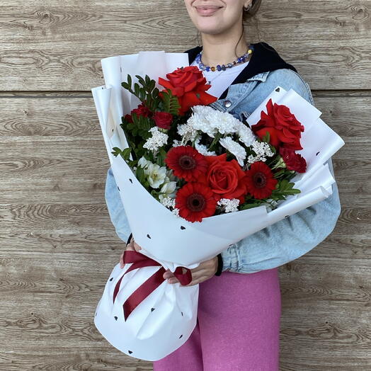 Букет с французскими розами и красными герберами