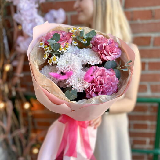Букет «Малиновый раф» с пионовидной розой, хризантемой, ромашкой 💕