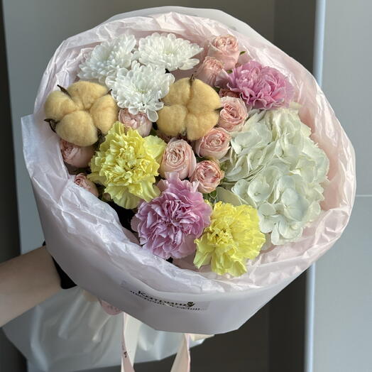 Букет с гортензией, хризантемой, розами и диантусами