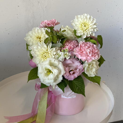Композиция в коробочке с георгинами белыми, лизиантусом и диантусами💕