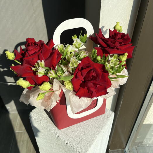 Авторская композиция с французскими розами и альстромерией