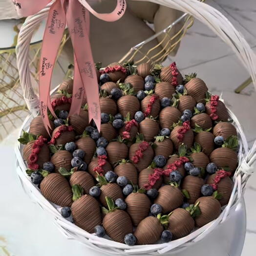Клубника в корзине молочная