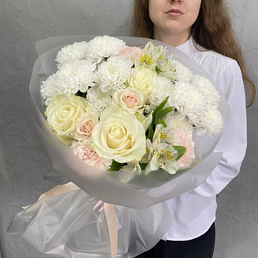 Букет с розами и хризантемой