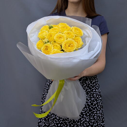 💛 Букет из 5 желтых пионовидных кустовых роз в стильной упаковке