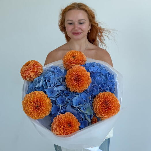 Букет из 3 гортензий с георгинами "BLUE MANGO"