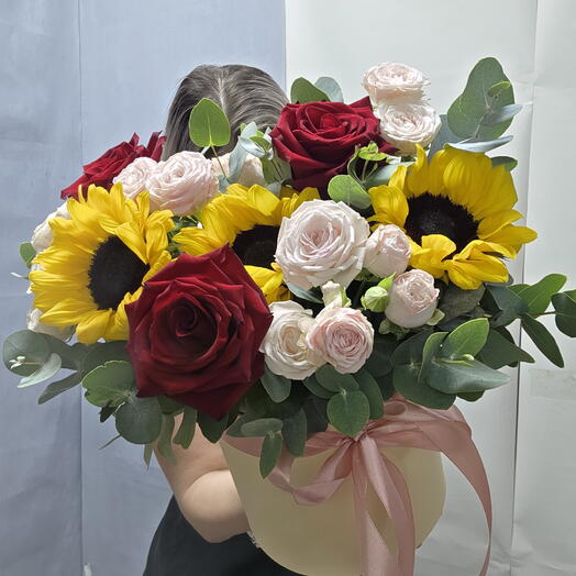 Композиция из эвкалипта,  подсолнухов, роз, кустовой пионовидной розы