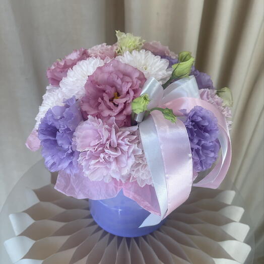 Композиция с эустомой, хризантемой и диантусами 💜