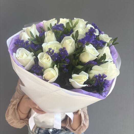 Белые розы в букете 19 шт с фиолетовый 💜 статик