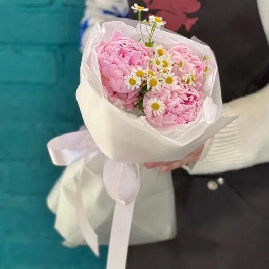 Букет из 3 пионов и ромашки