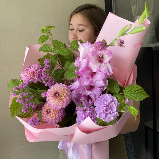 Букет с георгинами и диантусами