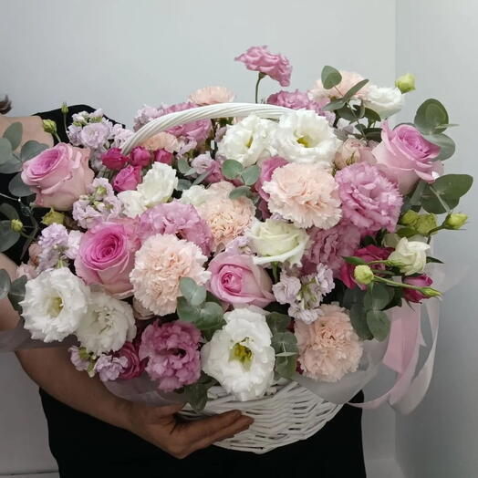 Композиция в корзине эустома, роза пионовидная кустовая, диантус, маттиола, эвкалипт