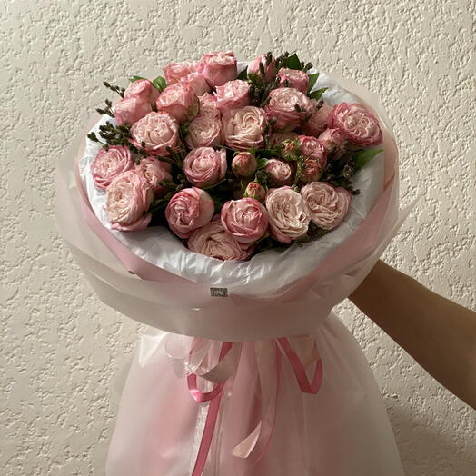 Soft cherry, букет из пионовидных кустовых роз