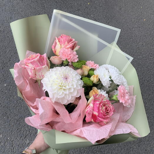 Нежный сборный букет с георгиной и розами 🌸