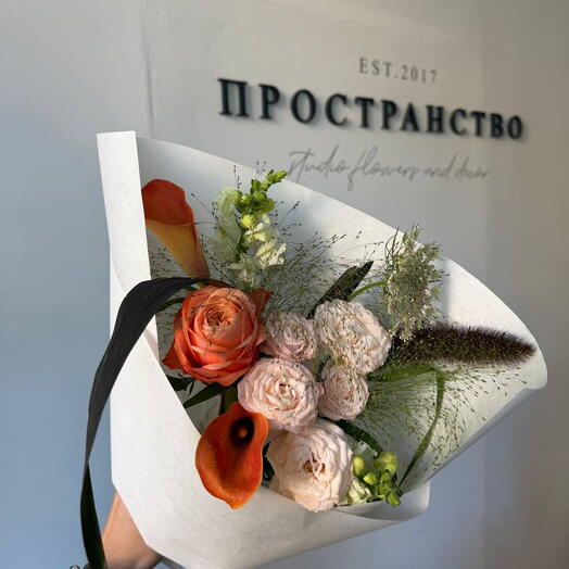 Яркий букет с каллами и нежными розами🌷