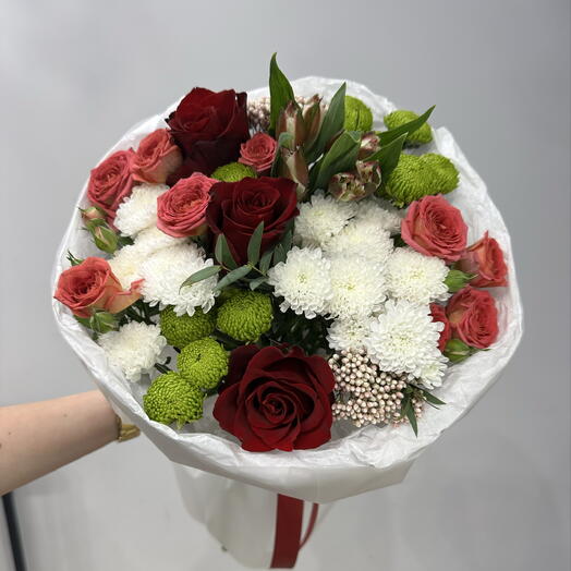 Букет с красными розами, кустовыми розами, альстромерией, хризантемой