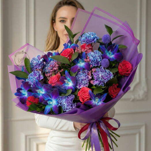 Букет яркие розы и космическая Орхидея. Авторский букет 528. Leoraflowers