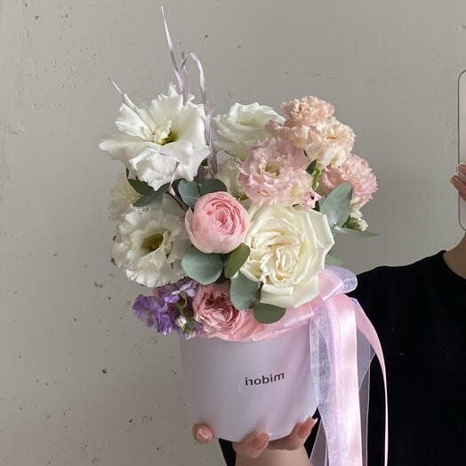 Композиция в коробке нежная с белой розой, эвкалиптом и лизиантусами🌸