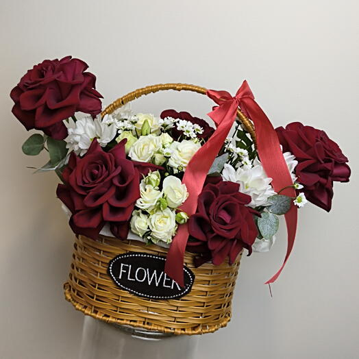 Композиция с розами в корзине 🌹