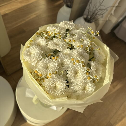 Нежный букет с хризантемами и ромашками