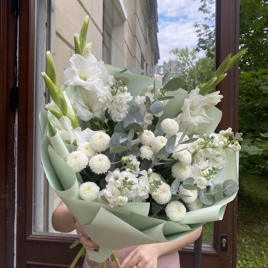 Букет с гладиолусами в белых тонах