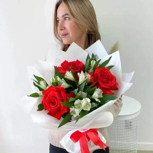 Алые розы и альстромерия