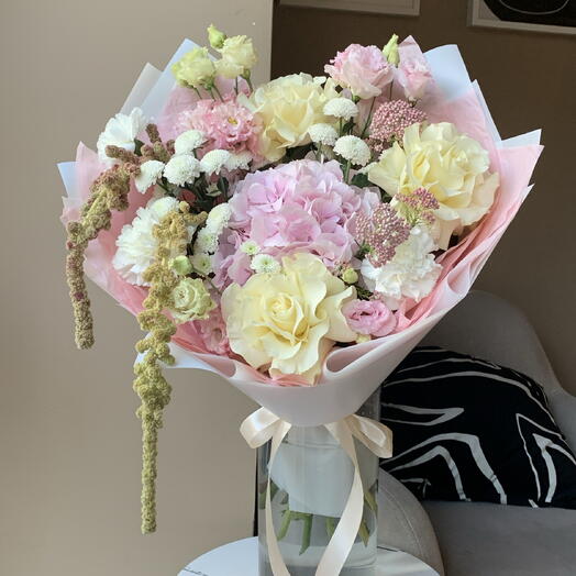 Букет «Ласковый миг» с французскими розами, амарантом, эустомой🌸