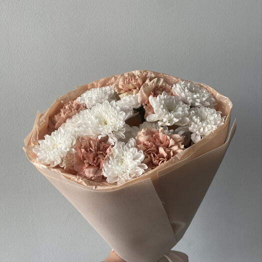 букет из кустовых хризантем и диантусов